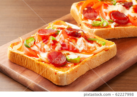 Pizza toast  62227998