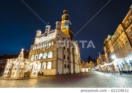 historical city hall in Poznan by night, Poland 62229612