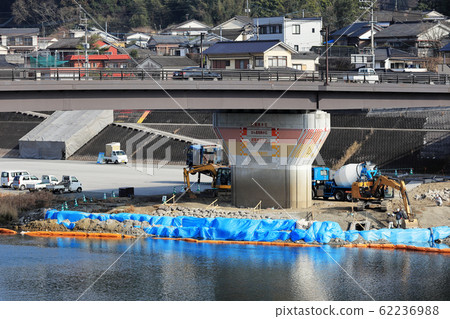 河附近的建築工地 河附近的建築工地 62236988