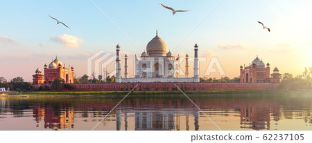 Taj Mahal sunrise panorama, Agra, Uttar Pradesh, India Taj Mahal sunrise panorama, Agra, Uttar Pradesh, India 62237105