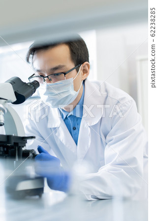 Male Parmacologist Using Microscope 62238285