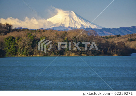 冬季強風吹拂的富士山Sa山湖 62239271