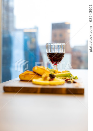 Wine and snacks 62243901