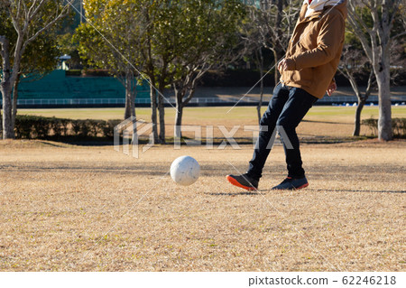一個人踢足球 62246218
