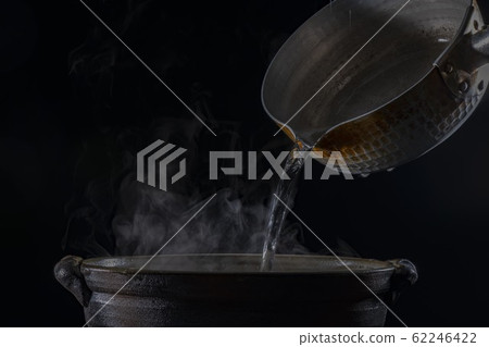蒸汽從煲上升 62246422