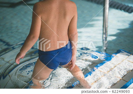 一個游泳 62249093