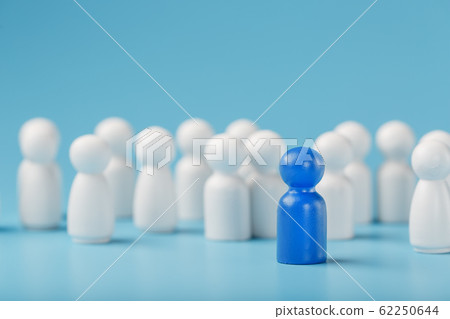 The leader of the blue color stands among the 62250644