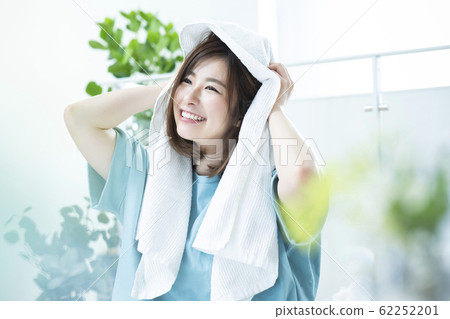 用毛巾擦頭髮的女人。 62252201