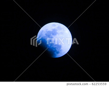 The total lunar eclipse day, the moon that started to darken The total lunar eclipse day, the moon that started to darken 62253559
