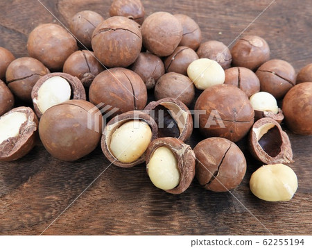 Macadamia nuts 1 62255194