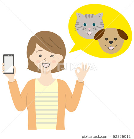 女人抱著狗和貓的寵物和智能手機 62256011