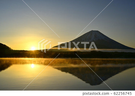 1月3日,霧濛濛的富士湖上的日出和顛倒的富士山 1月3日,霧濛濛的富士湖上的日出和顛倒的富士山 62256745