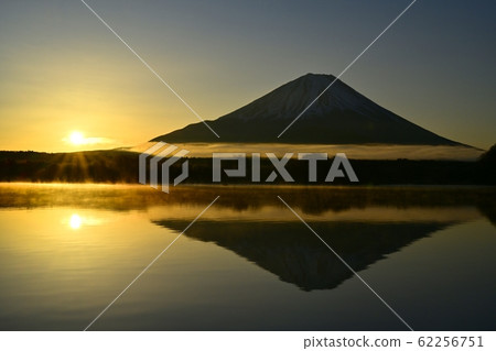 1月3日,霧濛濛的富士湖上的日出和顛倒的富士山 1月3日,霧濛濛的富士湖上的日出和顛倒的富士山 62256751