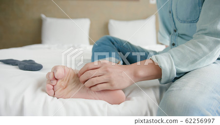 man with athlete foot 62256997
