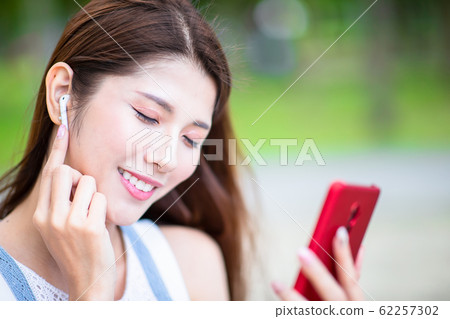 young girl listen to music 62257302