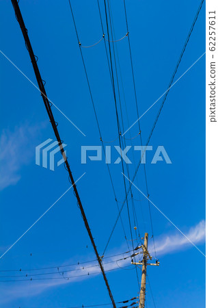 藍天和電線桿和電線 照片素材 圖片 圖庫
