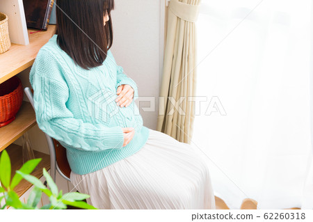 Pregnant women basking in the sun-from winter to spring 62260318