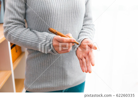 Women who use acupressure points 62260335