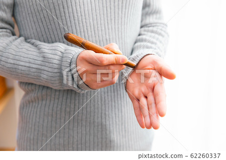 使用穴位按摩的女性 使用穴位按摩的女性 62260337