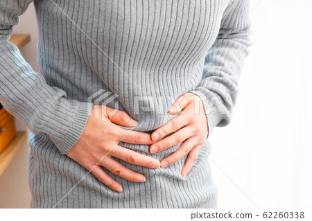 腹痛的女人各種症狀，如疾病和壓力 62260338