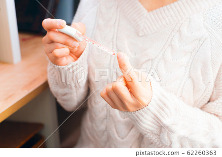 測量工藝品縫製測量的女人 測量工藝品縫製測量的女人 62260363