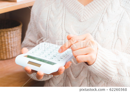 A woman to calculate with a calculator A woman to calculate with a calculator 62260368
