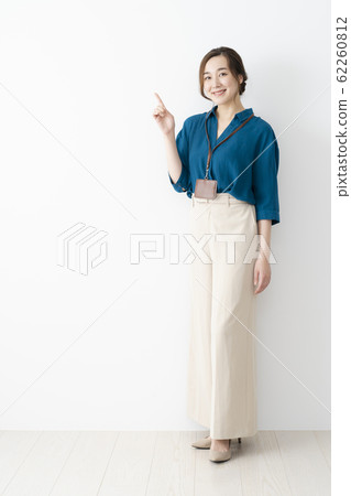 女性辦公室休閒形象 62260812