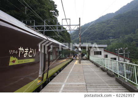Rapid Yamadori Loop Bus Stopped at Yuhiso Station 62262957