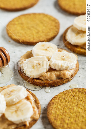 Crispbread with peanut butter, banana and honey. Crispbread with peanut butter, banana and honey. 62263647