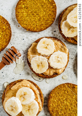Crispbread with peanut butter, banana and honey Crispbread with peanut butter, banana and honey 62263648