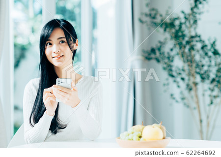 一位年輕女士（智能手機） 62264692