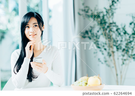 一位年輕女士（智能手機） 62264694