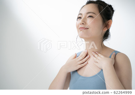 塗防曬霜的女人 塗防曬霜的女人 62264999