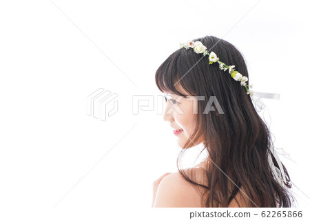 穿禮服的微笑的新娘 穿禮服的微笑的新娘 62265866