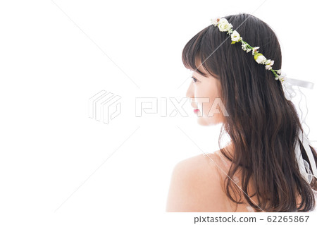 穿禮服的微笑的新娘 穿禮服的微笑的新娘 62265867