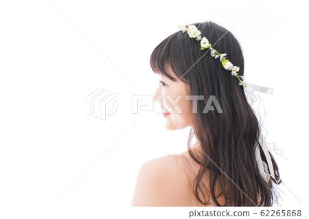 穿禮服的微笑的新娘 穿禮服的微笑的新娘 62265868