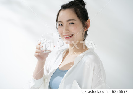 年輕女子喝水 年輕女子喝水 62266573