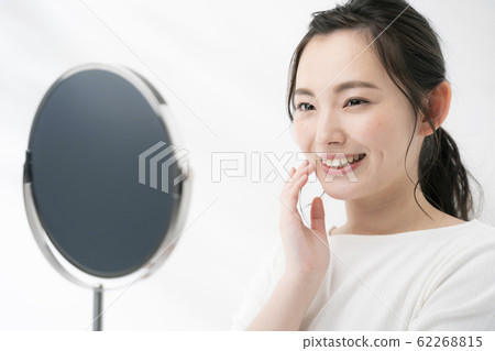 女人檢查皮膚狀況 女人檢查皮膚狀況 62268815