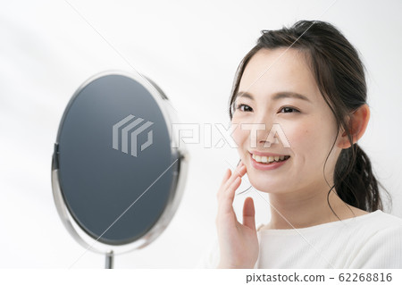 女人檢查皮膚狀況 女人檢查皮膚狀況 62268816
