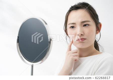 女人檢查皮膚狀況 女人檢查皮膚狀況 62268817