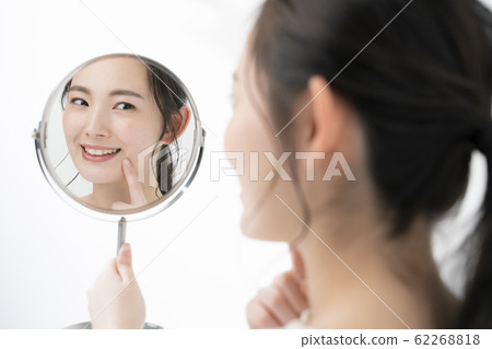 女人檢查皮膚狀況 女人檢查皮膚狀況 62268818