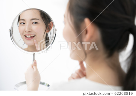 女人檢查皮膚狀況 女人檢查皮膚狀況 62268819