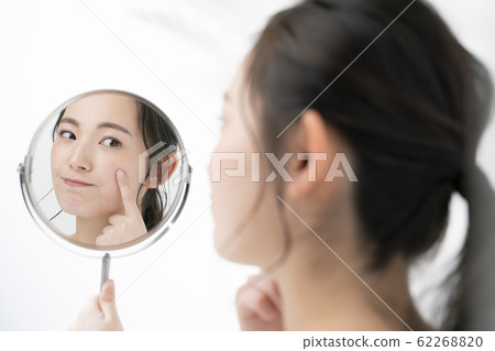 女人檢查皮膚狀況 女人檢查皮膚狀況 62268820
