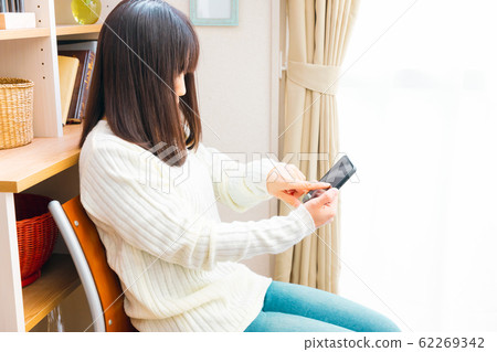 經營智能手機SNS應用程序郵購遊戲電子書在線支付等的女性 經營智能手機SNS應用程序郵購遊戲電子書在線支付等的女性 62269342