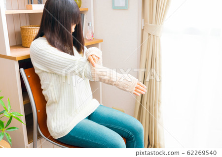 Woman wearing arm warmer Woman wearing arm warmer 62269540