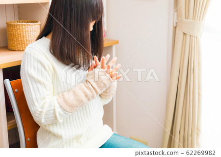 Woman wearing arm warmer 62269982