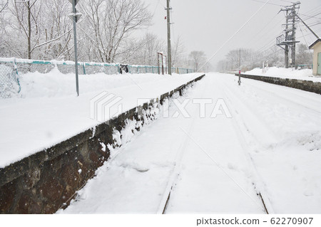 冬季拍攝北海道七飯町JR Ch口站的雪景 62270907