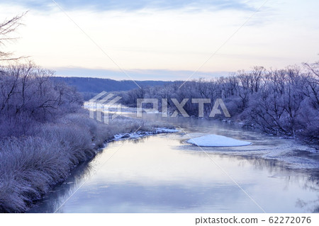 黎明時分，白雪覆蓋的河流，霧和山脊起重機“阿寒郡鶴井村” 62272076