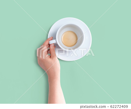 Female hand holding a tea cup 62272409