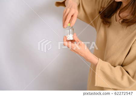 不露面的女人和藥 不露面的女人和藥 62272547